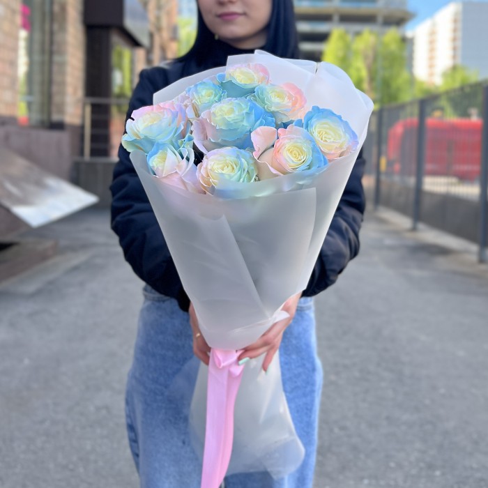 9 радужных розово-бело-голубых роз 60 см