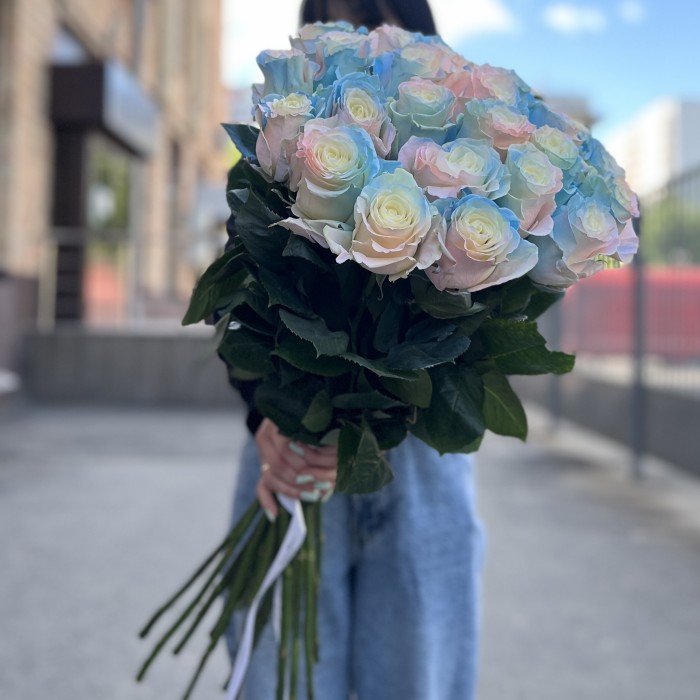 Радужная розово-бело-голубая роза 60 см