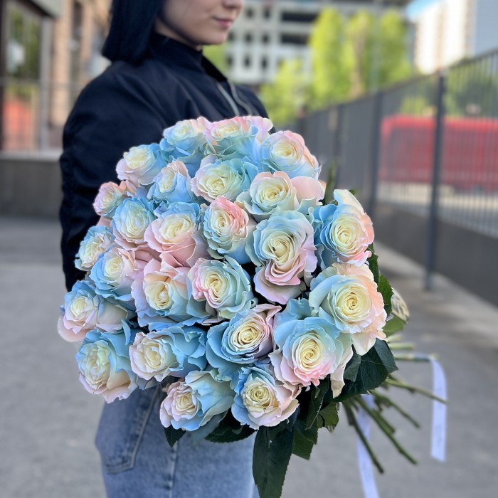 Радужная розово-бело-голубая роза 60 см