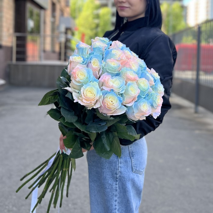 Радужная розово-бело-голубая роза 60 см