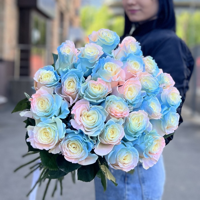 Радужная розово-бело-голубая роза 60 см