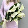 Букет невесты из белых калл с зеленью