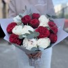 Букет пионовидных роз Рэд пиано и пионов