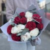 Букет пионовидных роз Рэд пиано и пионов