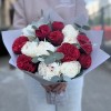 Букет пионовидных роз Рэд пиано и пионов