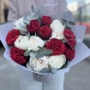 Букет пионовидных роз Рэд пиано и пионов