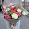 11 пионов с зеленью в упаковке