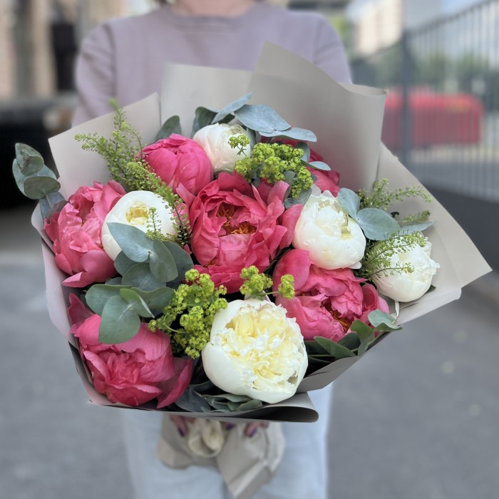 11 пионов с зеленью в упаковке