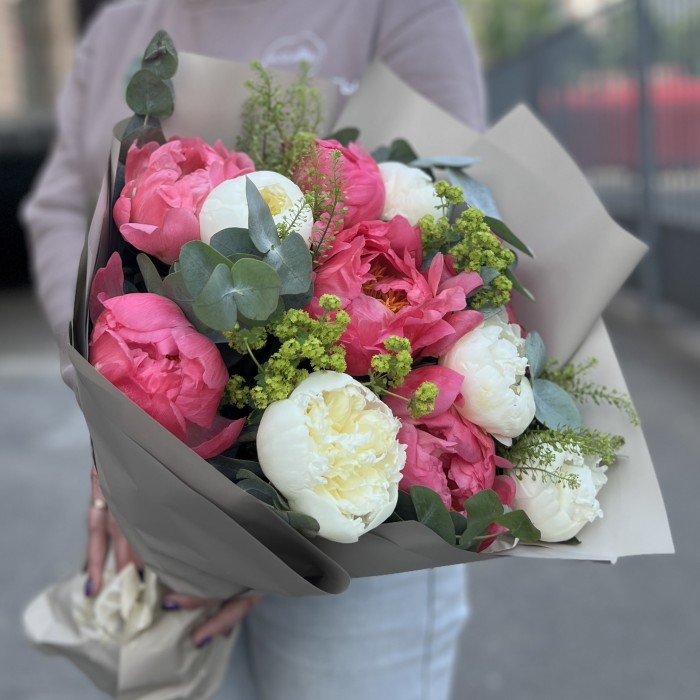 11 пионов с зеленью в упаковке