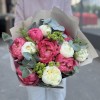 11 пионов с зеленью в упаковке