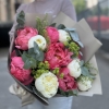 11 пионов с зеленью в упаковке