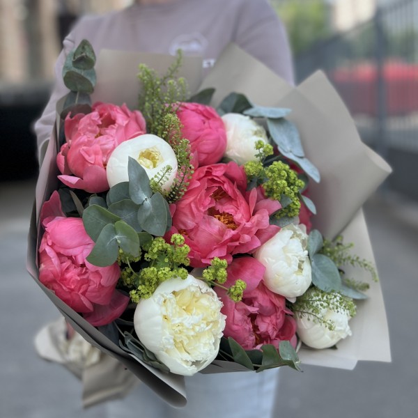 11 пионов с зеленью в упаковке