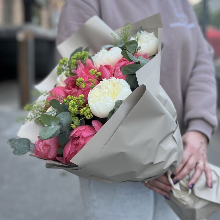 11 пионов с зеленью в упаковке