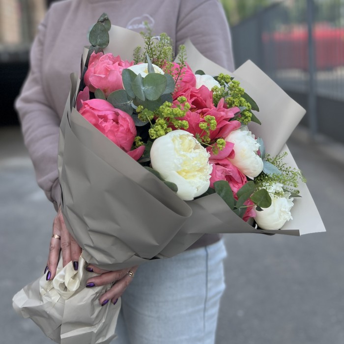 11 пионов с зеленью в упаковке