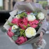 11 пионов с зеленью в упаковке