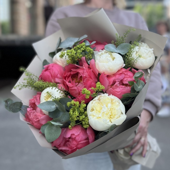 11 пионов с зеленью в упаковке