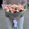 17 нежных кустовых роз с папоротником MIX