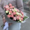 17 нежных кустовых роз с папоротником MIX