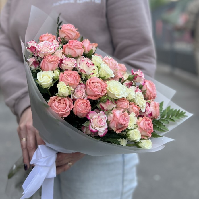 17 нежных кустовых роз с папоротником MIX