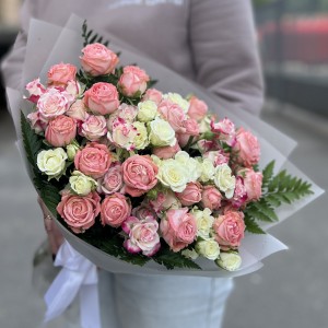 17 нежных кустовых роз с папоротником MIX