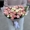17 нежных кустовых роз с папоротником MIX
