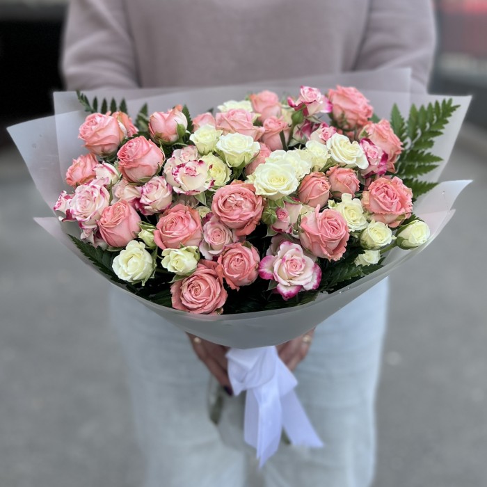 17 нежных кустовых роз с папоротником MIX