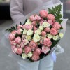 17 нежных кустовых роз с папоротником MIX