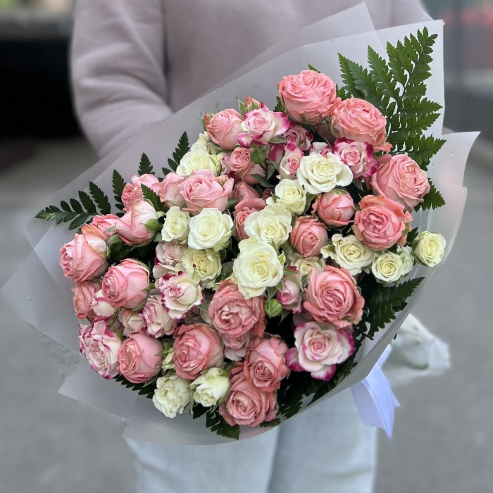 17 нежных кустовых роз с папоротником MIX