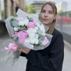 Маленький букет из пионов Сара Бернар и белых хризантем