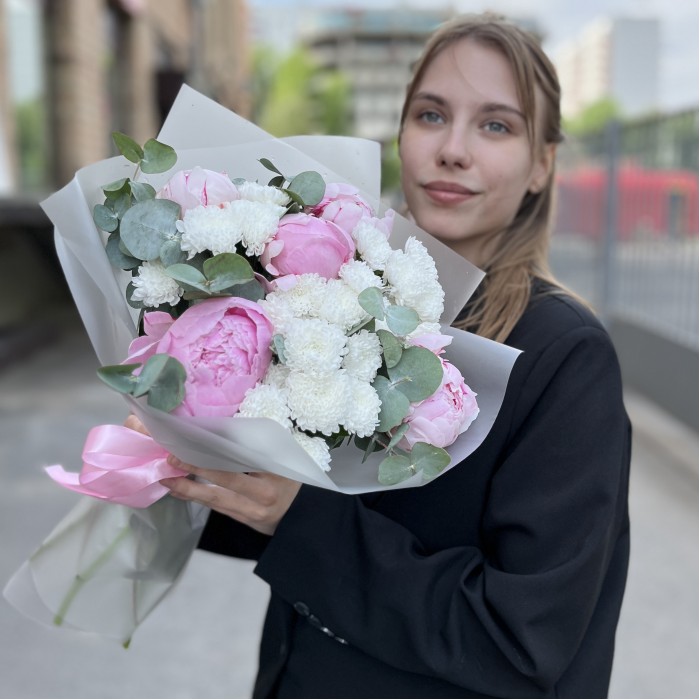 Маленький букет из пионов Сара Бернар и белых хризантем