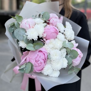 Маленький букет из пионов Сара Бернар и белых хризантем