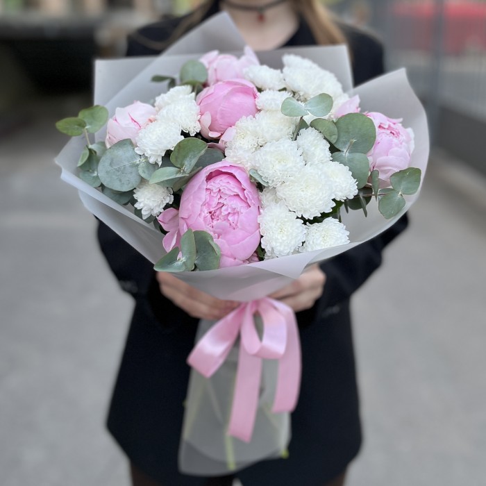 Маленький букет из пионов Сара Бернар и белых хризантем