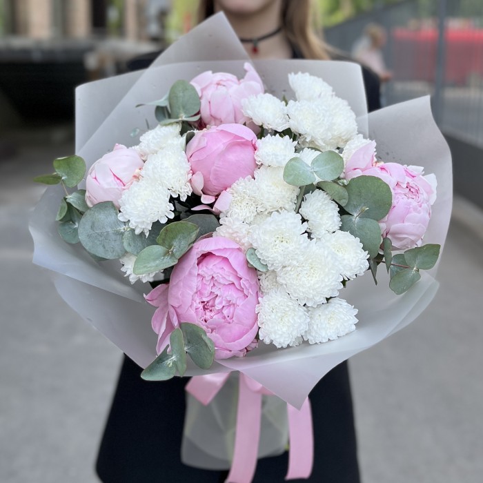 Маленький букет из пионов Сара Бернар и белых хризантем