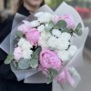 Маленький букет из пионов Сара Бернар и белых хризантем