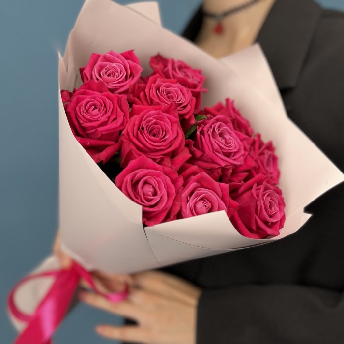 11 малиновых роз Шангрила 40 см