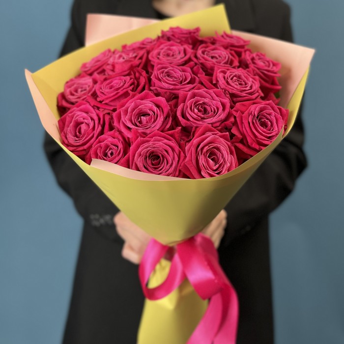 19 малиновых роз Шангрила 40 см