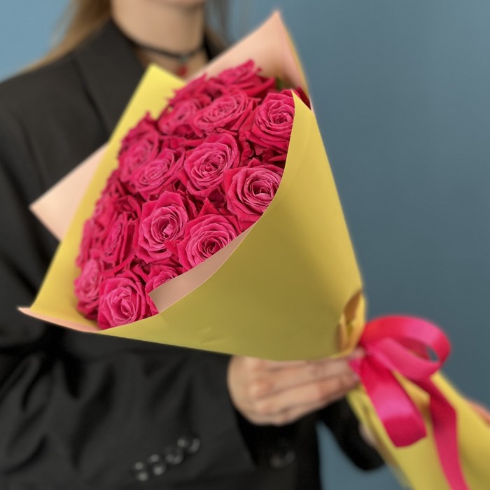 19 малиновых роз Шангрила 40 см