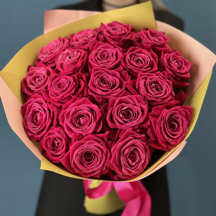 19 малиновых роз Шангрила 40 см