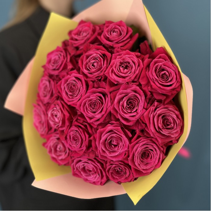 19 малиновых роз Шангрила 40 см