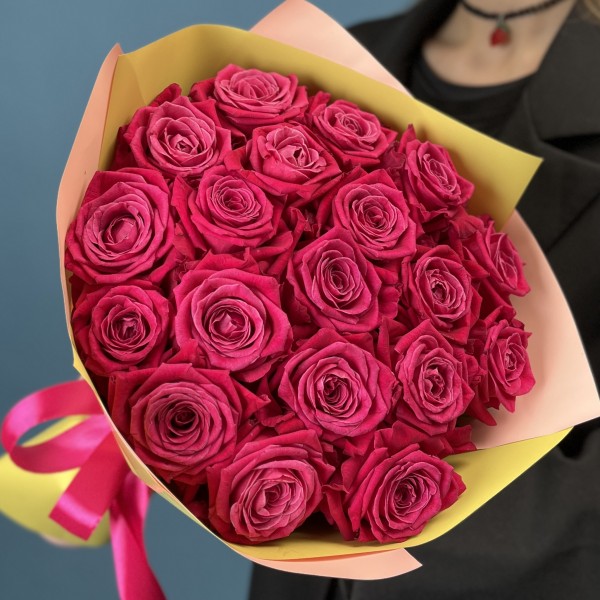 19 малиновых роз Шангрила 40 см