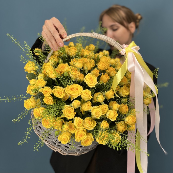 25 желтых кустовых роз Еллоу Бейби в корзине