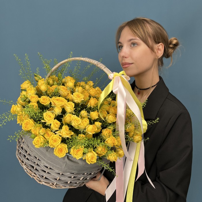 25 желтых кустовых роз Еллоу Бейби в корзине