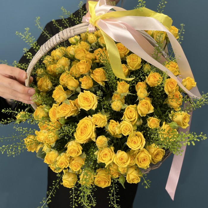 25 желтых кустовых роз Еллоу Бейби в корзине