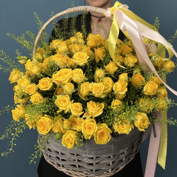25 желтых кустовых роз Еллоу Бейби в корзине