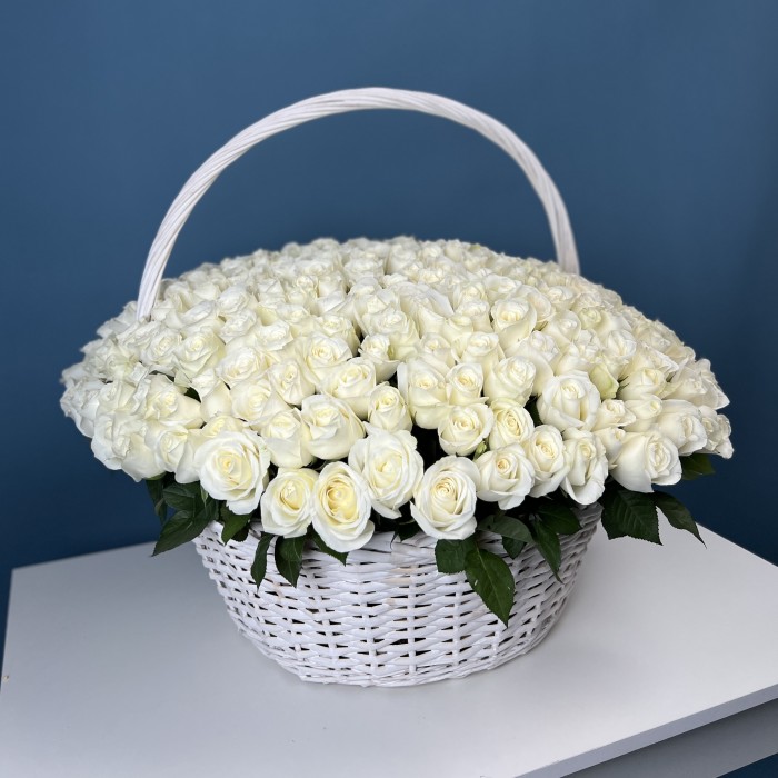 301 белая роза в корзине
