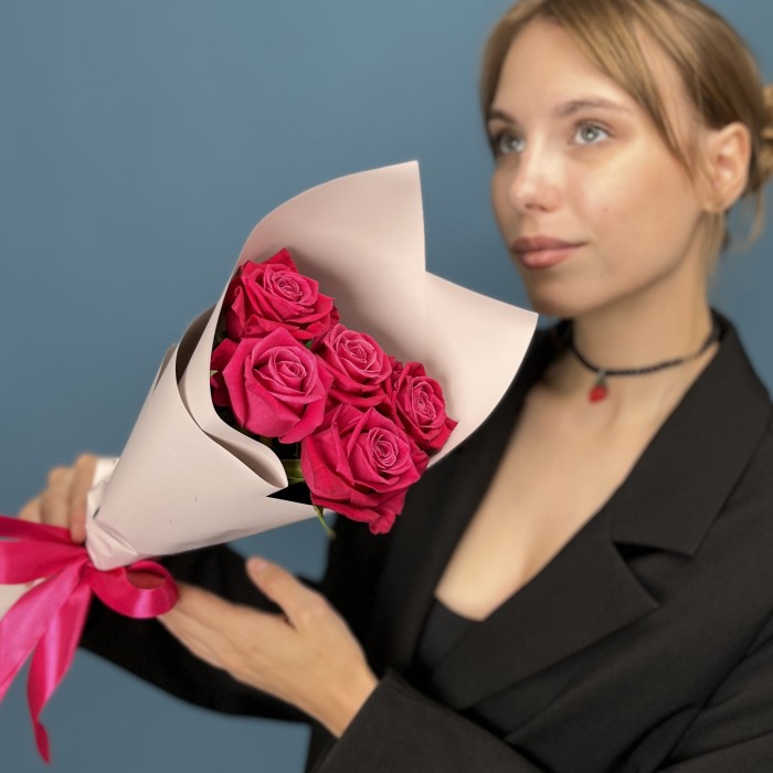 5 малиновых роз Шангрила 40 см