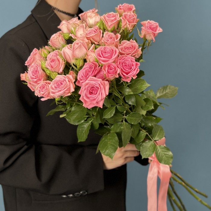 7 кустовых розовых роз Одилия 80 см