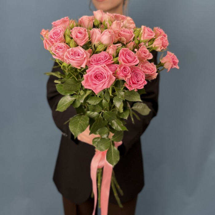 7 кустовых розовых роз Одилия 80 см