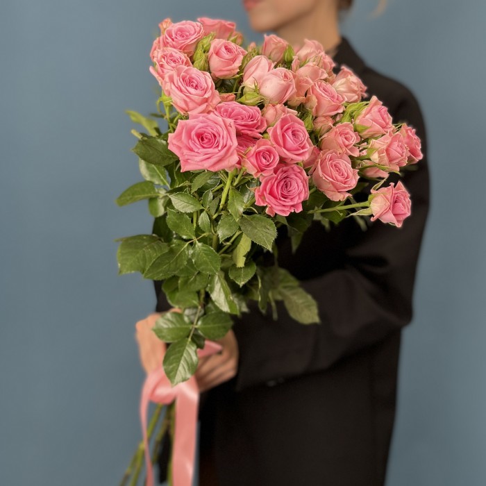 7 кустовых розовых роз Одилия 80 см