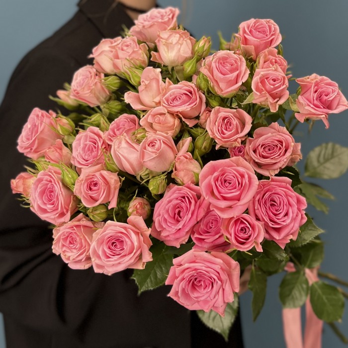 7 кустовых розовых роз Одилия 80 см